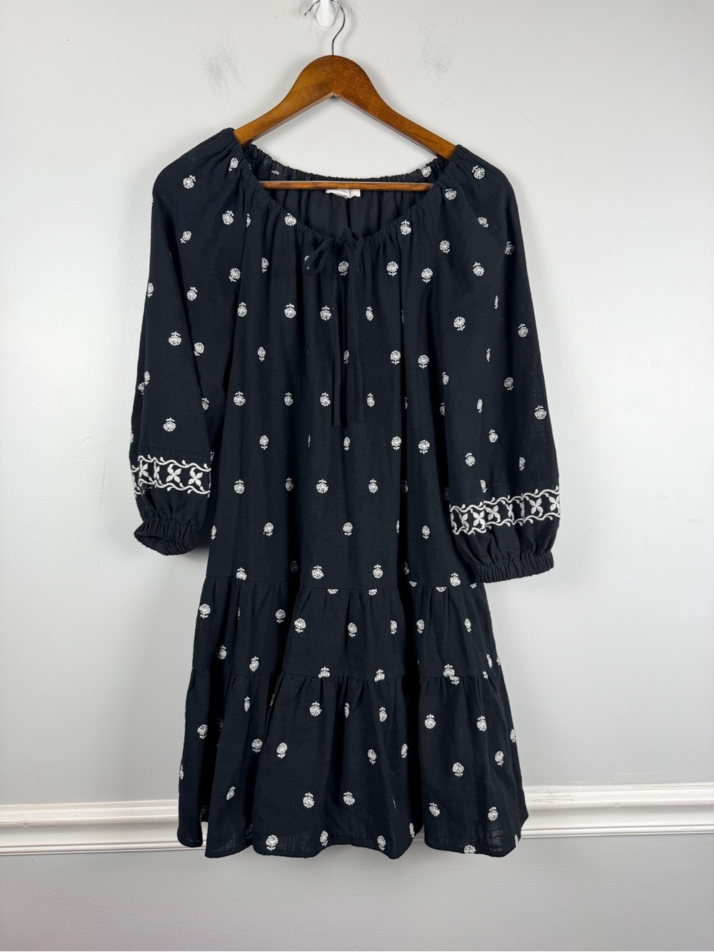 A loves A black white Embroidered puff sleeve Mini Dress Sz small